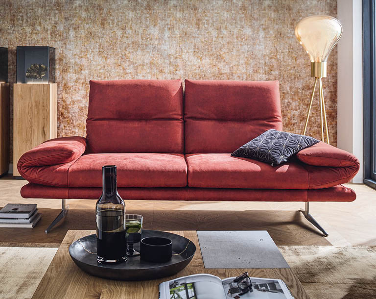 kleines rotes Sofa